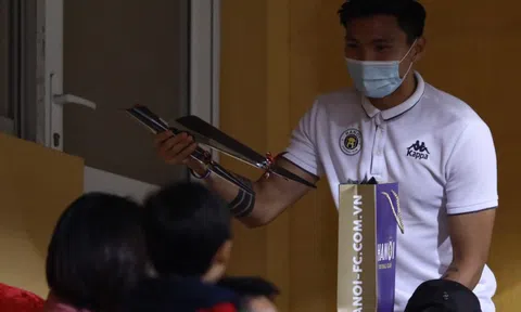 Văn Hậu và đồng đội tặng hoa cho CĐV nữ nhân ngày 20/10