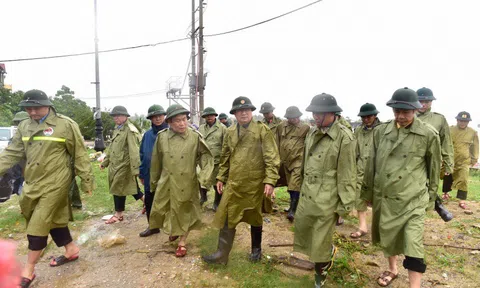 Phó Thủ tướng Trịnh Đình Dũng thăm, động viên người dân vùng lũ Quảng Bình