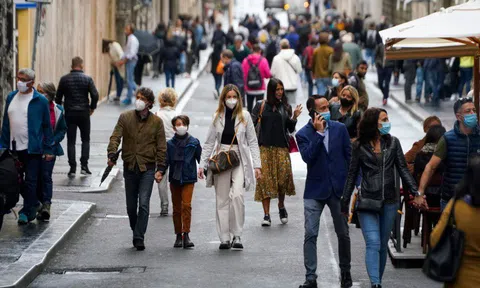 Bộ trưởng Y tế cho biết: Khẩu trang sẽ là thứ bắt buộc trong các không gian ngoài trời ở Ý