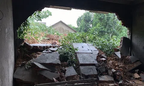 Lở núi, hàng chục ngôi nhà bị "uy hiếp" sụp đổ bất cứ lúc nào