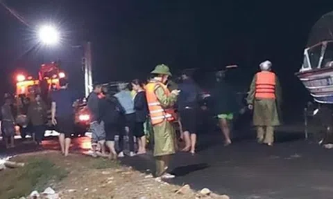 Vượt lũ đi nhận cơm cứu trợ, học sinh lớp 10 mất tích