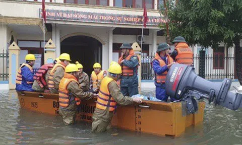 Hà Tĩnh: Trên 12.000 khách hàng chưa được cấp điện trở lại sau mưa lũ