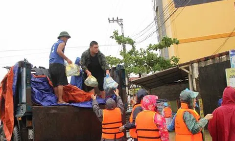 Người dân cả nước hướng về miền Trung