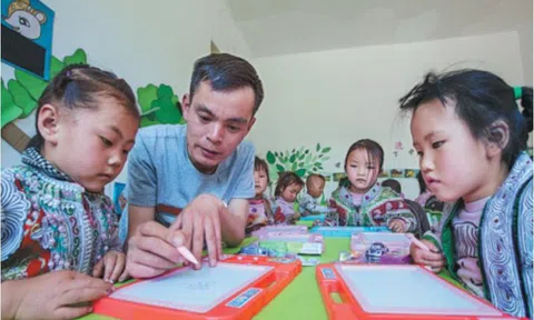 Thầy giáo Trung Quốc bỏ công việc nghìn USD, về nông thôn dạy học