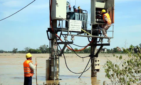 Bão số 8 khả năng suy yếu khi vào đất liền