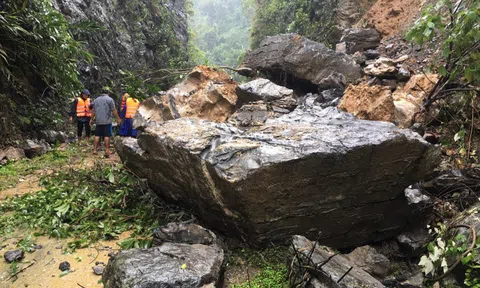 Quảng Bình: Thầy cô ăn bánh mỳ dọn trường sau lũ
