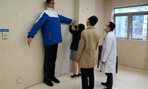 Nam sinh 14 tuổi cao 2,21 m ở Trung Quốc