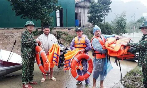 Xuất cấp xuồng, phao cứu sinh hỗ trợ 5 tỉnh khắc phục hậu quả mưa lũ