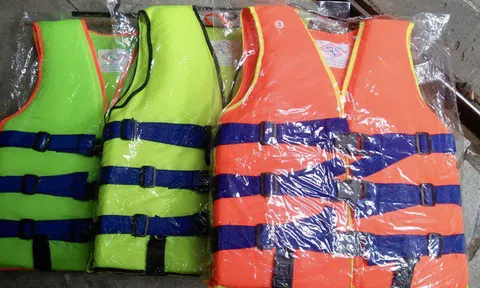 Áo phao cứu hộ cháy hàng, tăng giá