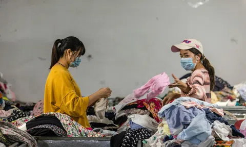 Trung Quốc vật vã xử lý 26 triệu tấn quần áo cũ
