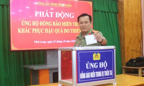 Công an tỉnh Vĩnh Long quyên góp tiền ủng hộ đồng bào miền Trung