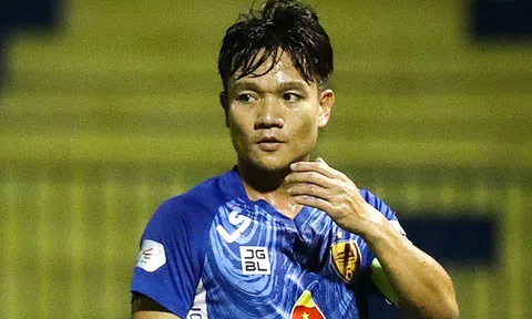 Nhà vô địch 2017 không còn quyền tự quyết trong cuộc đua trụ hạng