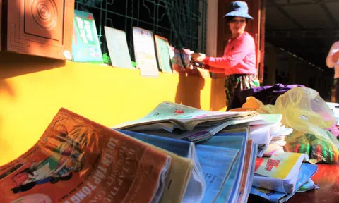 Giáo viên lội nước mò sách cho học trò sau lũ