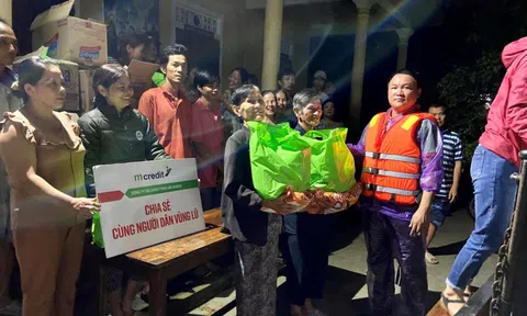 Mcredit trao tặng 300 suất nhu yếu phẩm cho đồng bào vùng lũ