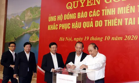 Lãnh đạo Chính phủ tham gia quyên góp ủng hộ đồng bào vùng mưa lũ ở miền Trung