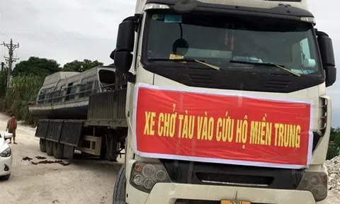 Mang tàu thủy từ Yên Bái vào giúp người dân miền Trung