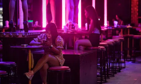 Quán bar, bãi biển đảo Phuket hoang vắng, mòn mỏi chờ du khách