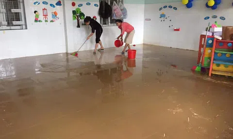 Thầy cô dọn trường học sau nước rút
