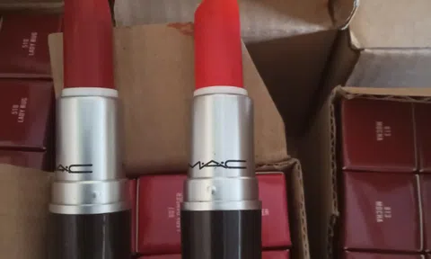 Bắt gần 1.000 thỏi son và lọ sữa rửa mặt không rõ nguồn gốc