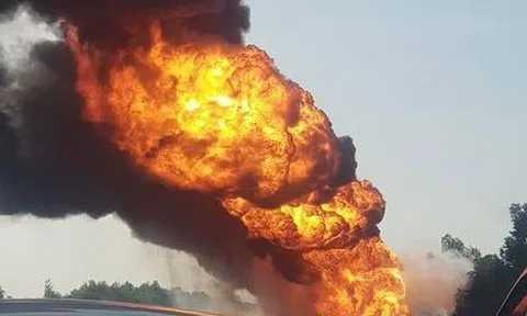 Xe bồn chở xăng dầu phát nổ trên cao tốc Hà Nội – Hải Phòng