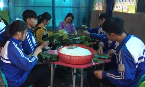 Học sinh thức đêm gói bánh chưng, gửi đồng bào vùng lũ