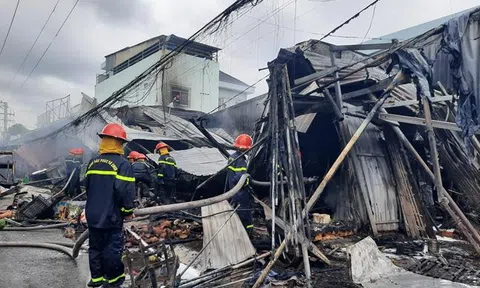 Khống chế đám cháy tại chợ Phường 8, thành phố Cà Mau