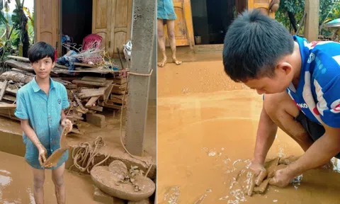 Sau lũ, học sinh Quảng Trị vớt sách vở trong bùn