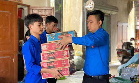 Học sinh, giáo viên ủng hộ sách vở cho trẻ em vùng lũ