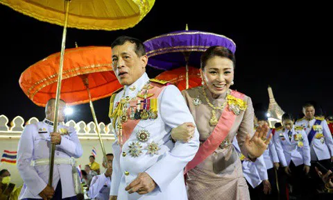 Vua và hoàng hậu Thái dự lễ tưởng nhớ cố vương Rama V giữa bất ổn