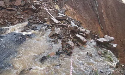 Sạt lở nghiêm trọng, có 22 cán bộ chiến sỹ Sư đoàn 337 bị vùi lấp