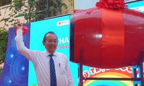 Phó Thủ tướng Thường trực Trương Hòa Bình dự khai giảng tại Thành phố Hồ Chí Minh