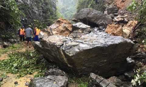 Đi rừng bị núi sạt lở vùi lấp lán trại, 1 người chết 3 người mất tích