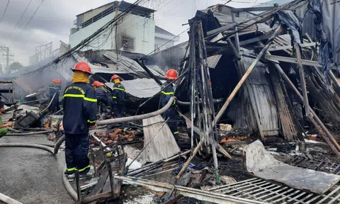 Cháy chợ ở Cà Mau, nhiều tiểu thương hốt hoảng