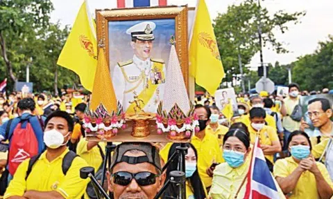 Phe áo vàng xuống đường biểu tình ở Thái Lan