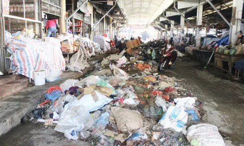 Hàng hóa thành rác sau lũ, tiểu thương Hà Tĩnh ôm nhau khóc