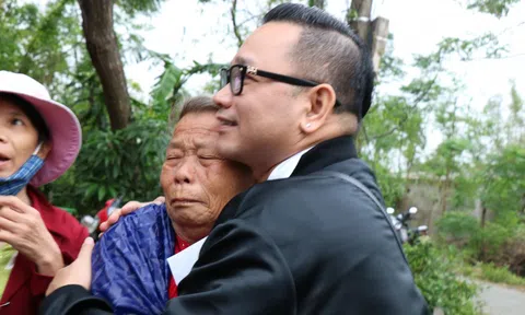 Ấm tình “cái ôm” bà con miền Trung sau cơn lũ dữ