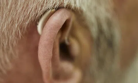 Một người đàn ông ở Anh bị điếc do mắc Covid-19 bị biến chứng