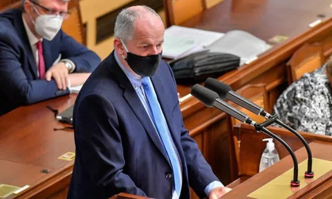 Đi ăn ở nhà hàng trái lệnh chống dịch, bộ trưởng Czech bị đòi từ chức