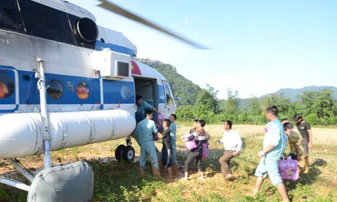 Trực thăng đưa hai người bị thương nặng từ vùng sạt lở đi cấp cứu