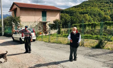 Thị trấn ở Ý này chỉ có hai cư dân, nhưng họ luôn luôn đeo khẩu trang