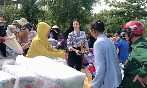 MC Kim Huyền Sâm trao hàng trăm suất quà tới bà con vùng lũ Hà Tĩnh