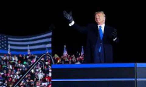 Ông Joe Biden nghỉ ngơi, ông Trump càn quét hàng loạt bang chiến địa