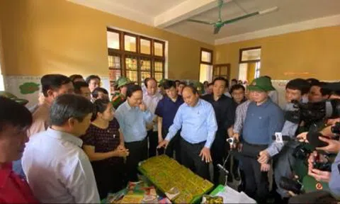 Thủ tướng kiểm tra việc khắc phục hậu quả mưa lũ tại Quảng Bình