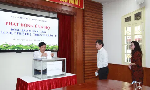 Bộ VHTTDL ủng hộ đồng bào miền Trung bị lũ lụt