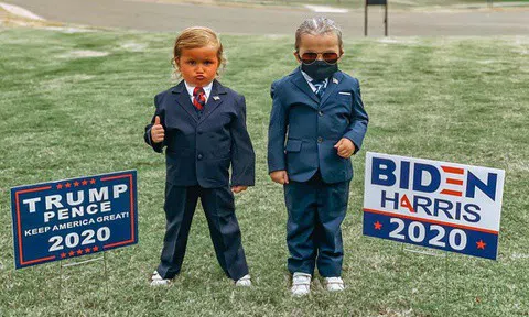 Cặp song sinh hóa trang thành hai ứng viên tổng thống Mỹ