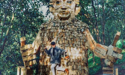 Tượng quái vật gỗ ở Đà Lạt