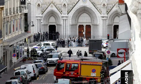 Một người bị chặt đầu trong Nhà thờ Đức Bà ở Pháp