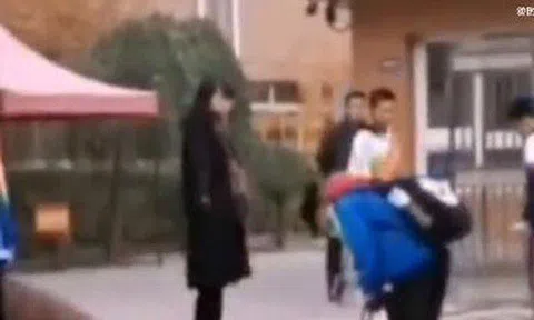 Quy định học sinh cúi chào giáo viên gây tranh cãi ở Trung Quốc