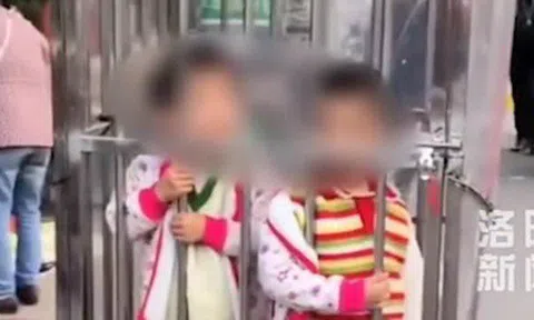 Hai trẻ tại Trung Quốc bị cha mẹ nhốt trong cũi