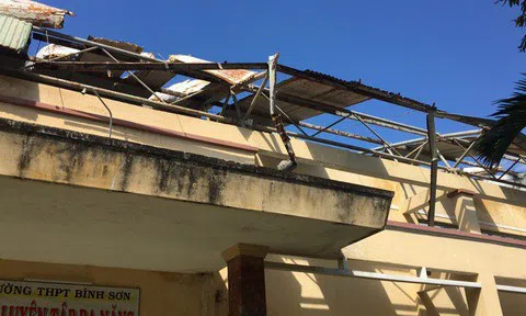 Trường học xơ xác sau bão số 9